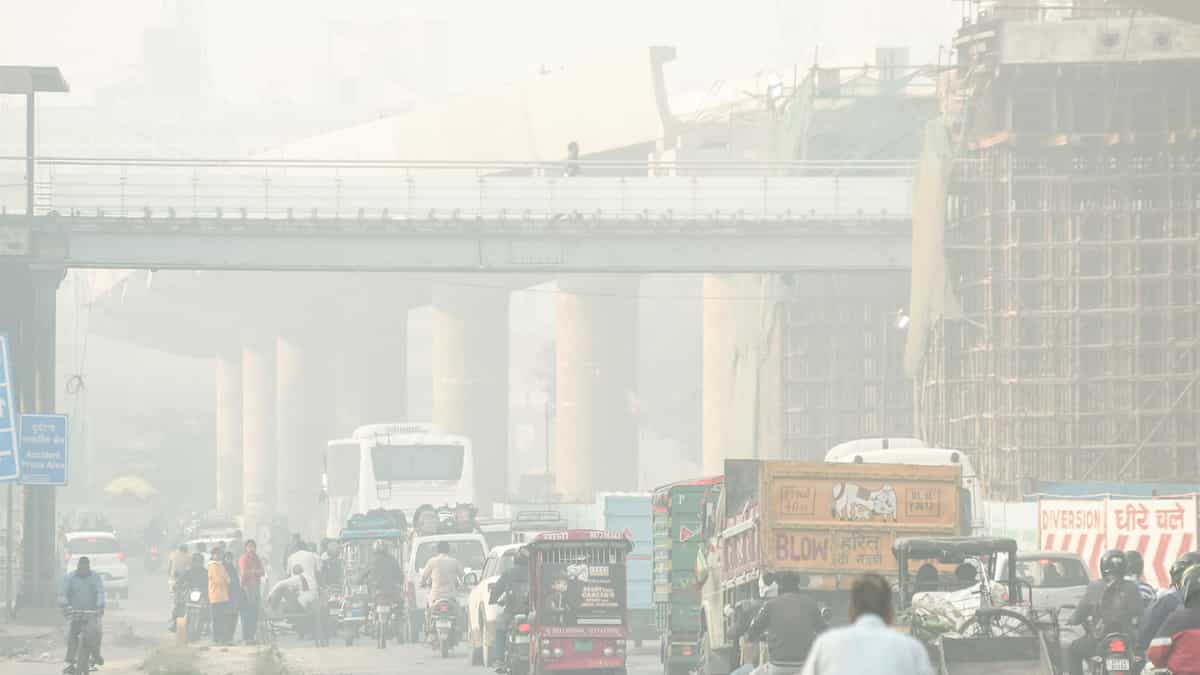 Cold weather keeps Delhi choking as overall AQI falls under 'poor' Category