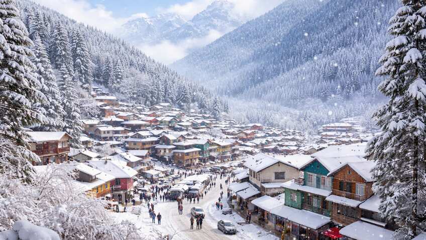 Snow Magic Hits Jammu-Kashmir: Residents and visitors enjoy winter wonderland