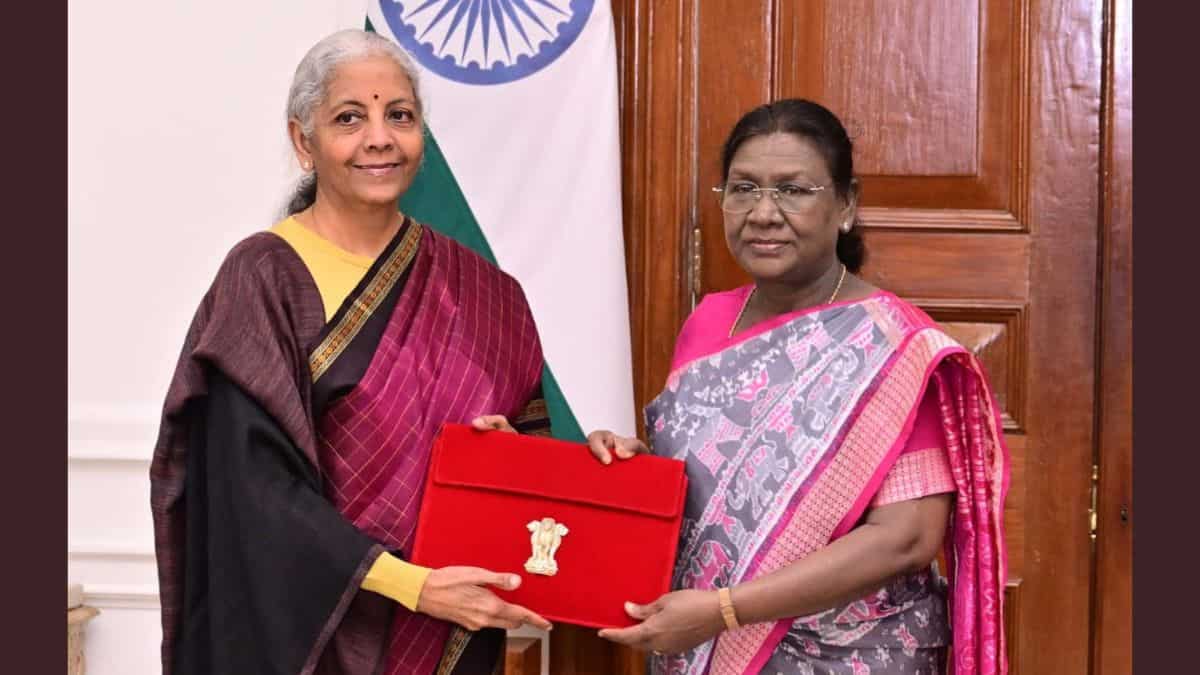 Before the Big Reveal: Finance Minister Sitharaman calls on President Murmu ahead of Budget 2026