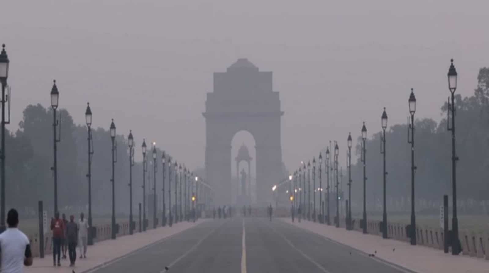 Delhi AQI improves to ‘moderate’ as smog lingers, IMD predicts foggy conditions