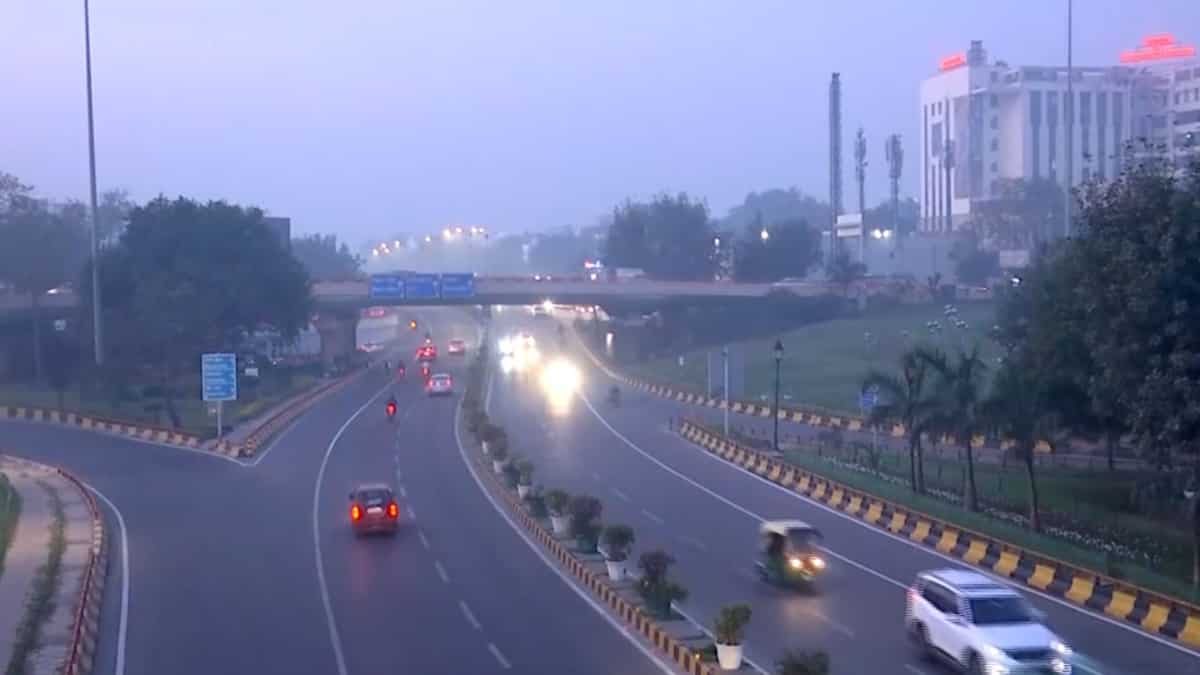 Air quality worsens in Delhi; political row erupts over monitoring stations