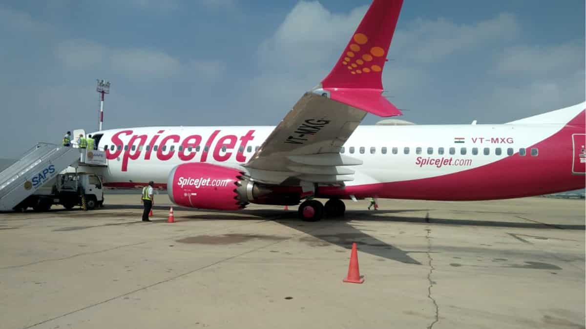 Emergency at Indira Gandhi International Airport as SpiceJet's Leh-bound flight reports engine failure