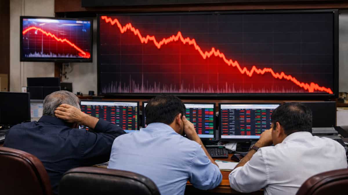 Dalal Street Bleeds: Sensex cracks 960 pts, Nifty slips below 25,200; IT stocks buck the trend
