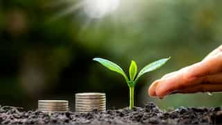 11x12x20 SIP Formula: In how many years can your Rs 11,000 monthly investment grow to over Rs 1 crore using the formula?
