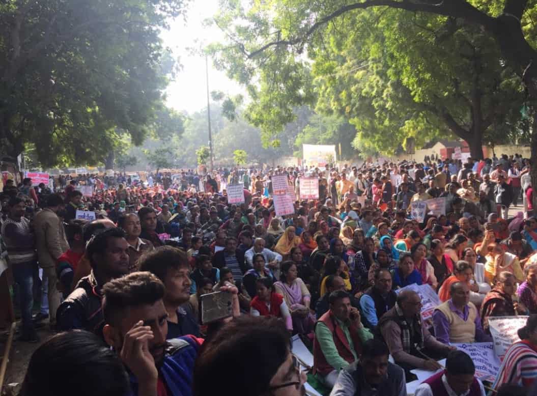 ​​7th Pay Commission: Central and state government employees at Jantar Mantar, New Delhi, on Monday.