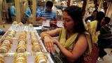 Gold futures up Rs 100 on global cues