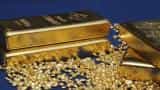 Gold dips as Fed minutes signal no consensus on rate hikes