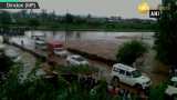 Vehicles, pedestrians cross flooded road in MP’s Dindori amid incessant rainfall 
