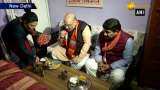 Amit Shah, Manoj Tiwari dine at OBC party worker’s residence Amit Shah, Manoj Tiwari dine at OBC party worker’s residence