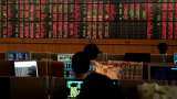 Asia shares struggle, oil falls as recession fears linger
