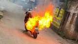 Aapki Khabar Aapka Fayda: Government Probe Panel Slams EV Manufacturers Over Fire Incidents Aapki Khabar Aapka Fayda: Government Probe Panel Slams EV Manufacturers Over Fire Incidents