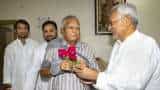 Nitish Kumar walks down to meet Lalu Yadav - all smiles at first rendezvous after return of JDU-RJD government in Bihar