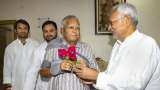 Nitish Kumar walks down to meet Lalu Yadav - all smiles at first rendezvous after return of JDU-RJD government in Bihar Nitish Kumar walks down to meet Lalu Yadav - all smiles at first rendezvous after return of JDU-RJD government in Bihar