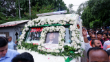 Raju Srivastava's mortal remains consigned to flames at Delhi's Nigambodh Ghat 