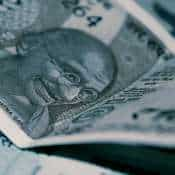 Rupee turns flat at 84.42 against US dollar in early trade