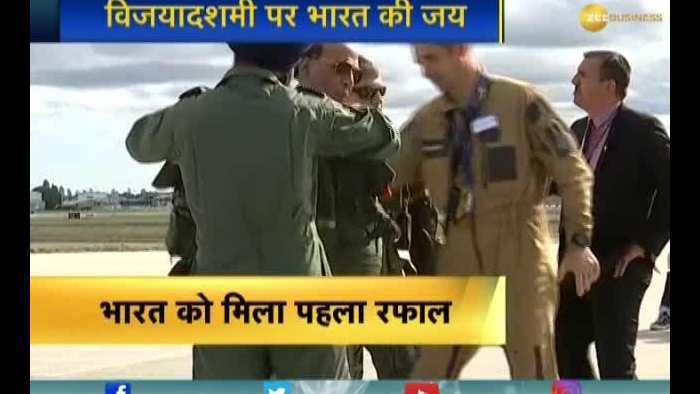 Rajnath Singh performs &#039;Shastra Puja&#039; on Rafale combat jet