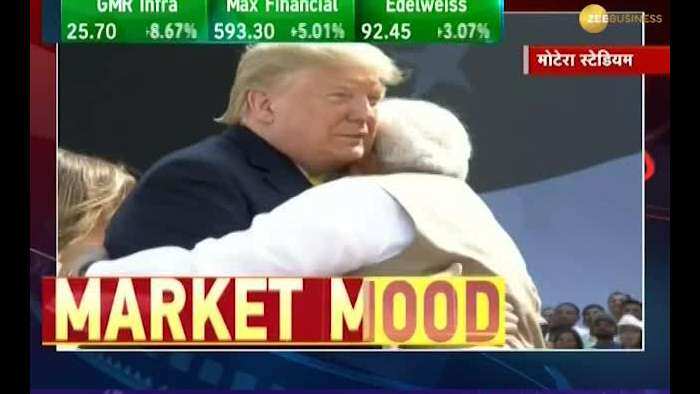 PM Modi &amp; Donald Trump&#039;s honor to National Anthem by standing with entire Motera Stadium