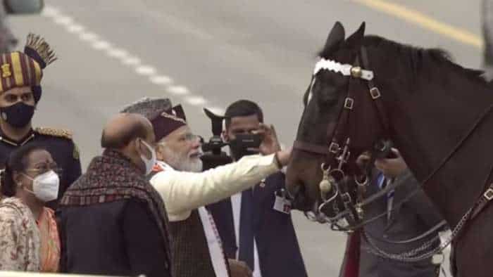 President&#039;s bodyguard horse retires! Ram Nath Kovind, Narendra Modi and Rajnath Singh bid farewell to Virat at R-Day Parade 