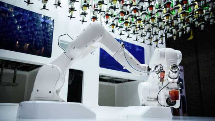 Robot To Replace The Shortage Of Employees, Watch This Video For Details