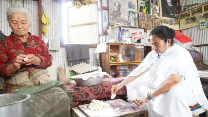 Mamata Banerjee Tries Her Hand At Making Momos At Darjeeling