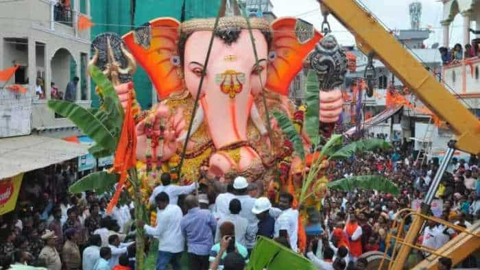 Ganesh Chaturthi: What Is The Atmosphere In The Ganesh Pandal At Andheri? Watch This Video For Details