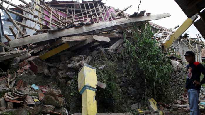 Indonesia earthquake toll reaches 310 as more bodies found