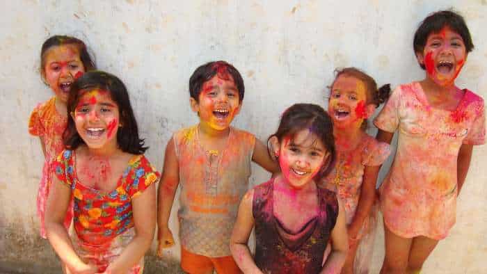 Holi 2023: 4 tips to remove your Holi colour from face, hair and skin 