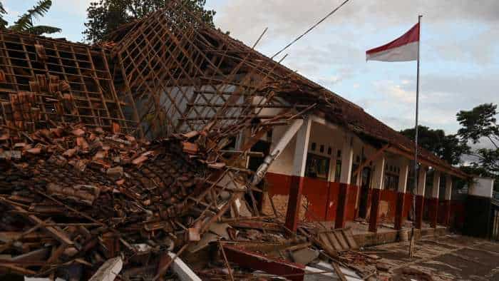  Strong 6.1-magnitude earthquake jolts Indonesia 