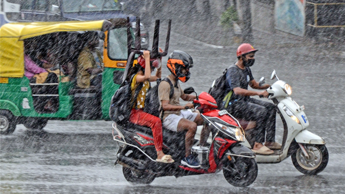  Kerala Weather Update: Heavy rain lashes parts of Thiruvananthapuram, IMD sounds yellow alert in all districts 