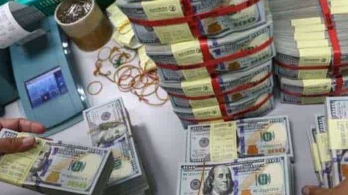 Dollar eases as traders weigh rate cut prospects 