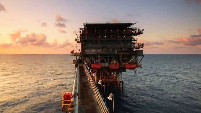  Oil rises; markets weigh Red Sea attacks, US rate cuts 