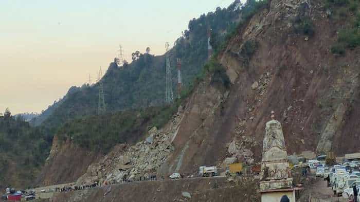  Multiple landslides block Srinagar-Jammu national highway 