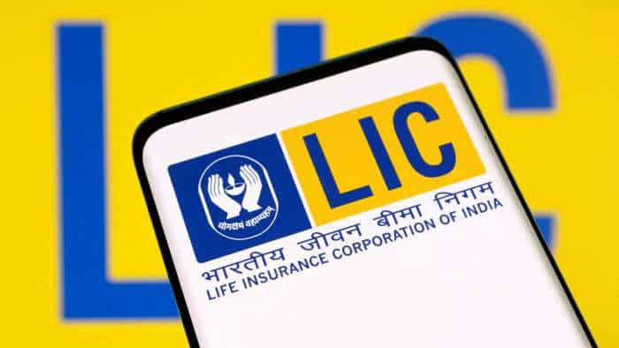  LIC presents Rs 2,441 crore dividend cheque to FM Nirmala Sitharaman  