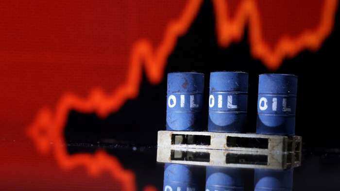 Oil steadies, heads for weekly drop on US economy worries