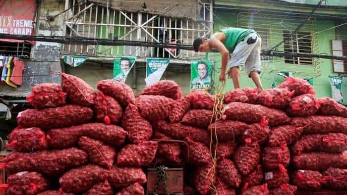 Government onion export ban; imposes minimum price of dollar 550 tonne saturday