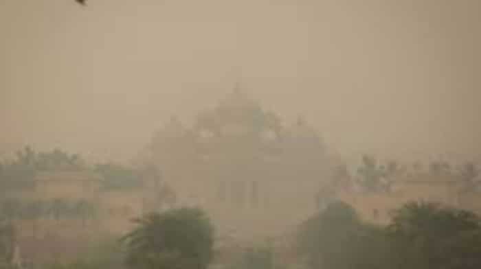  Delhi's air quality worsens, AQI touches 300 due to highly unfavorable meteorological conditions: CAQM 