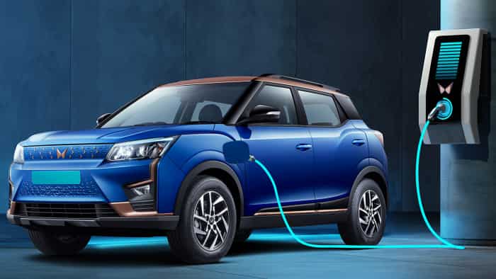 under INR Rs 10 lakh EV cars with fastest charging images Tata Nexon Tiago Punch Mahindra XUV400 electric vehicle Citroën E C3