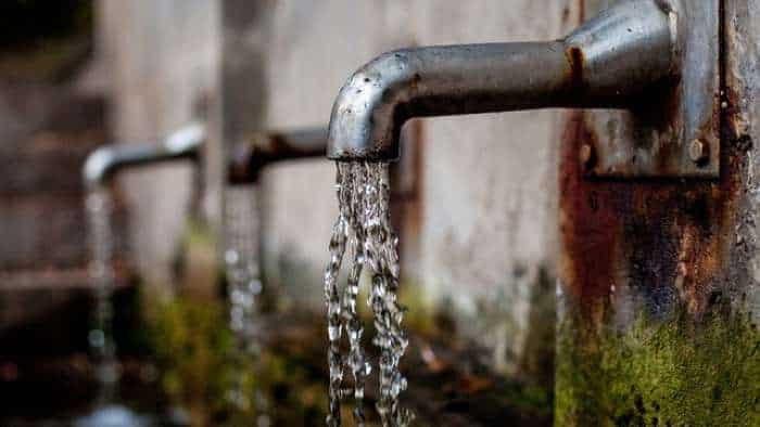 https://www.zeebiz.com/india/news-water-shortage-continues-in-delhi-residents-scramble-for-water-with-empty-buckets-293440
