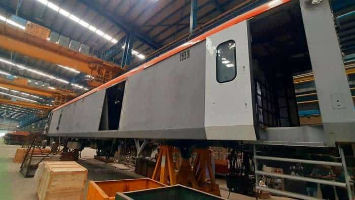 https://www.zeebiz.com/indian-railways/news-vande-cargo-train-images-take-a-first-look-this-is-what-vande-bharat-goods-carrier-train-will-look-like-316682