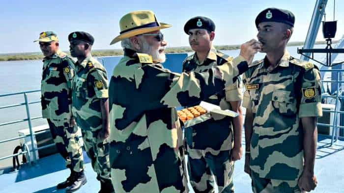 https://www.zeebiz.com/india/news-pm-modi-celebrates-diwali-with-armed-forces-near-indo-pak-border-in-kutch-324091