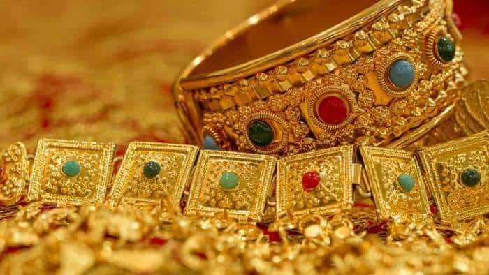  Gold trades flat at Rs 82,400 per 10 gm; silver plunges Rs 1,500  