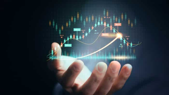 Stock to Buy for 10 Days: Analysts pick Deepak Fertilizers, Bank of Maharashtra, Hindalco and 2 more stocks; check targets