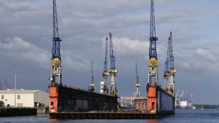 https://www.zeebiz.com/markets/stocks/news-cochin-shipyard-share-price-bags-contract-from-ministry-of-defence-government-of-india-share-price-bse-nse-329920