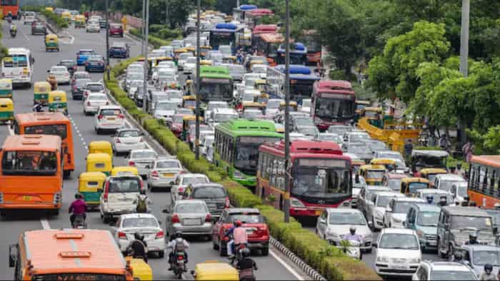  Massive traffic jam at Ghazipur border, commuters share grievances 