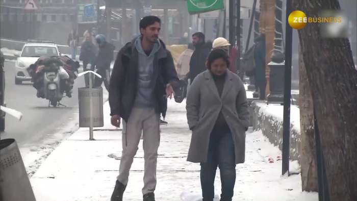 https://www.zeebiz.com/india/video-gallery-people-sit-around-bonfire-as-temperature-in-srinagar-continues-to-remain-below-freezing-point-336679