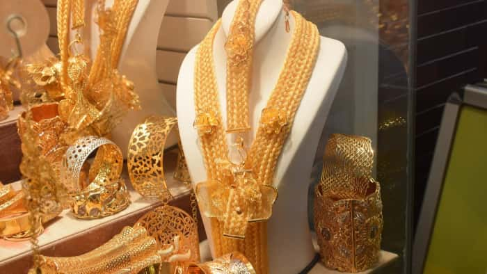  Gold prices flat; slow US jobs data boosts dollar, dampens rate cut expectations 