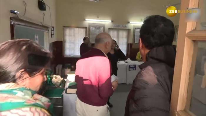 /india/video-gallery-delhi-assembly-election-2025-aap-candidate-manish-sisodia-casts-his-vote-344813