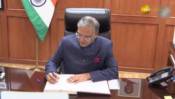 https://www-zeebiz-com.nproxy.org/india/video-gallery-gyanesh-kumar-takes-charge-as-chief-election-commissioner-347862