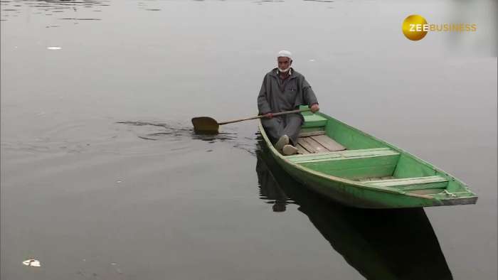 https://www.zeebiz.com/india/video-gallery-tourists-flock-to-srinagar-s-dal-lake-for-scenic-beauty-and-shikara-rides-jammu-and-kashmir-352359