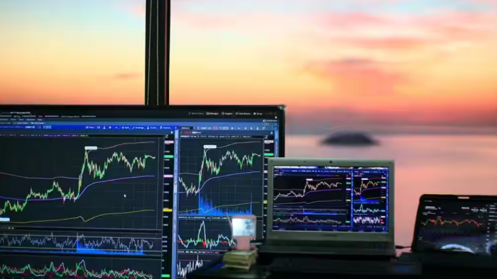 https://www.zeebiz.com/markets/stocks/photo-gallery-anil-singhvi-suggests-selling-1-largecap-1-midcap-and-2-smallcap-stocks-after-weak-q4-results-check-target-stop-loss-363969